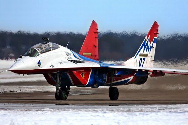 Das Kampfflugzeug mig-29ub. Pilotgruppe für Haarschnitte