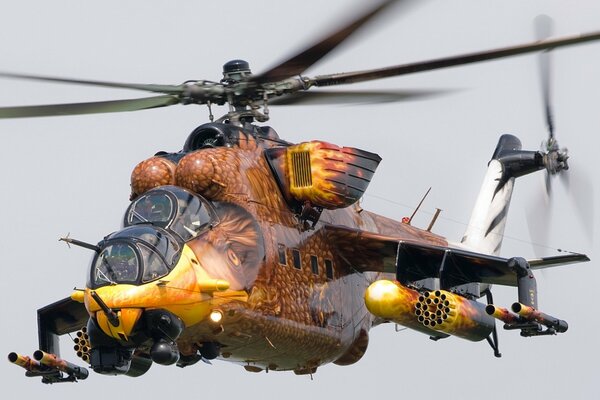 Helicóptero militar en un color inusual