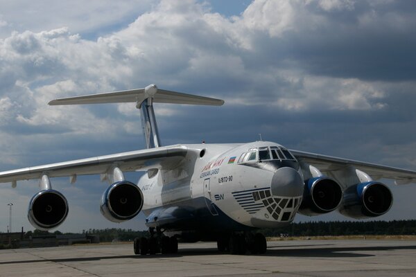 Aereo da trasporto militare prima del decollo