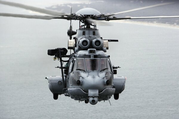 Gran helicóptero militar sobre el mar