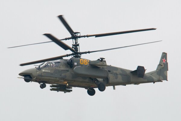 Боевой вертолет КА-52 в полете на военном дежурстве