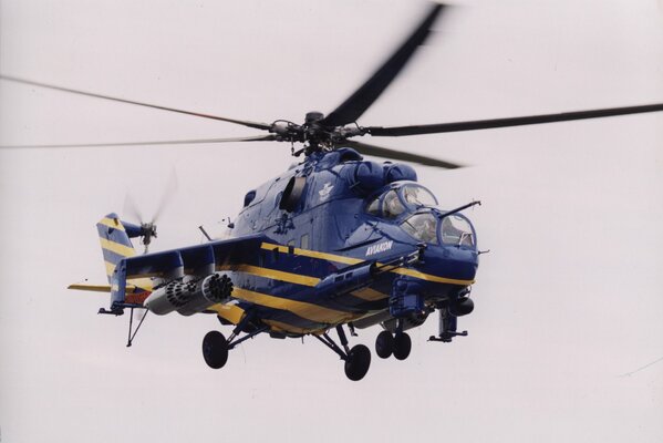 Survol du ciel sombre d un avion bleu