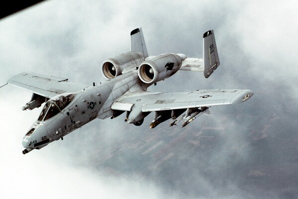 Avión de ataque estadounidense contra las nubes y el cielo
