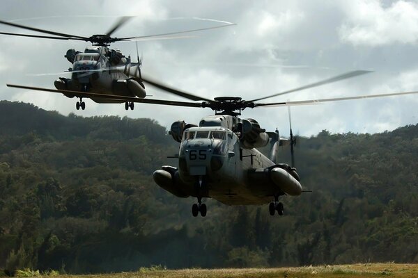 Landungshubschrauber fliegen vom Boden ab