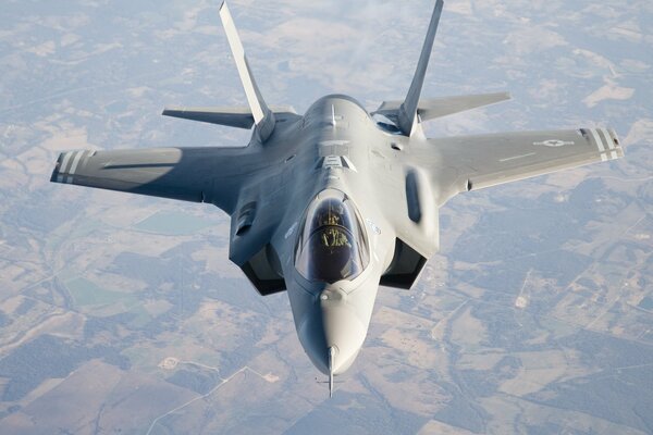 Avión gris flotando sobre el Suelo