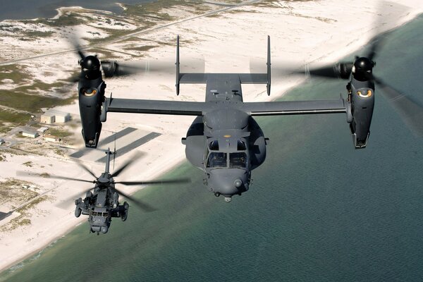 Marine Hubschrauber Umschlagplane über dem Strand