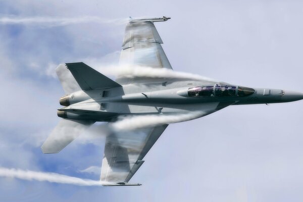 The flight of a fighter in the sky. Blint f / a - 18e / f