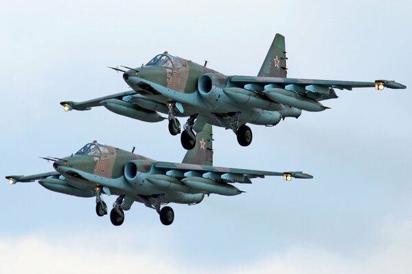 Два самолета Су-25 в полете на фоне неба