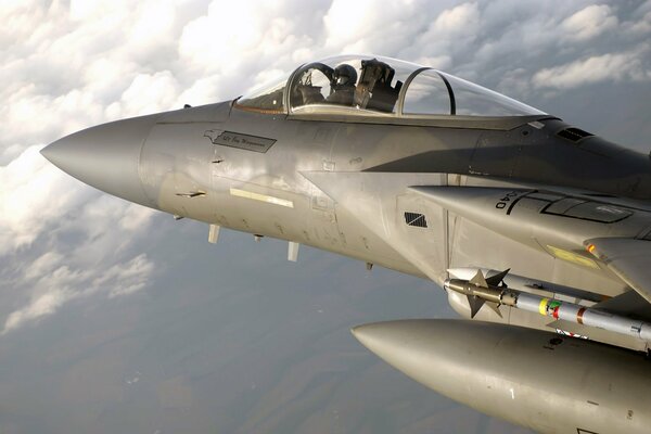 Photo d un pilote dans le Cockpit d un avion de chasse volant dans le ciel