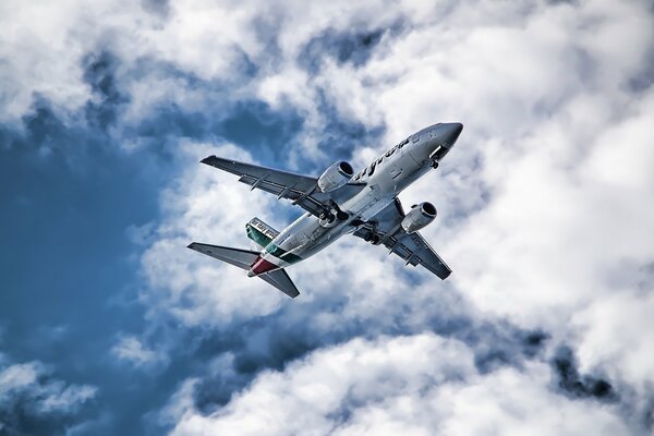 Avión vuela en el cielo en Aeroflot