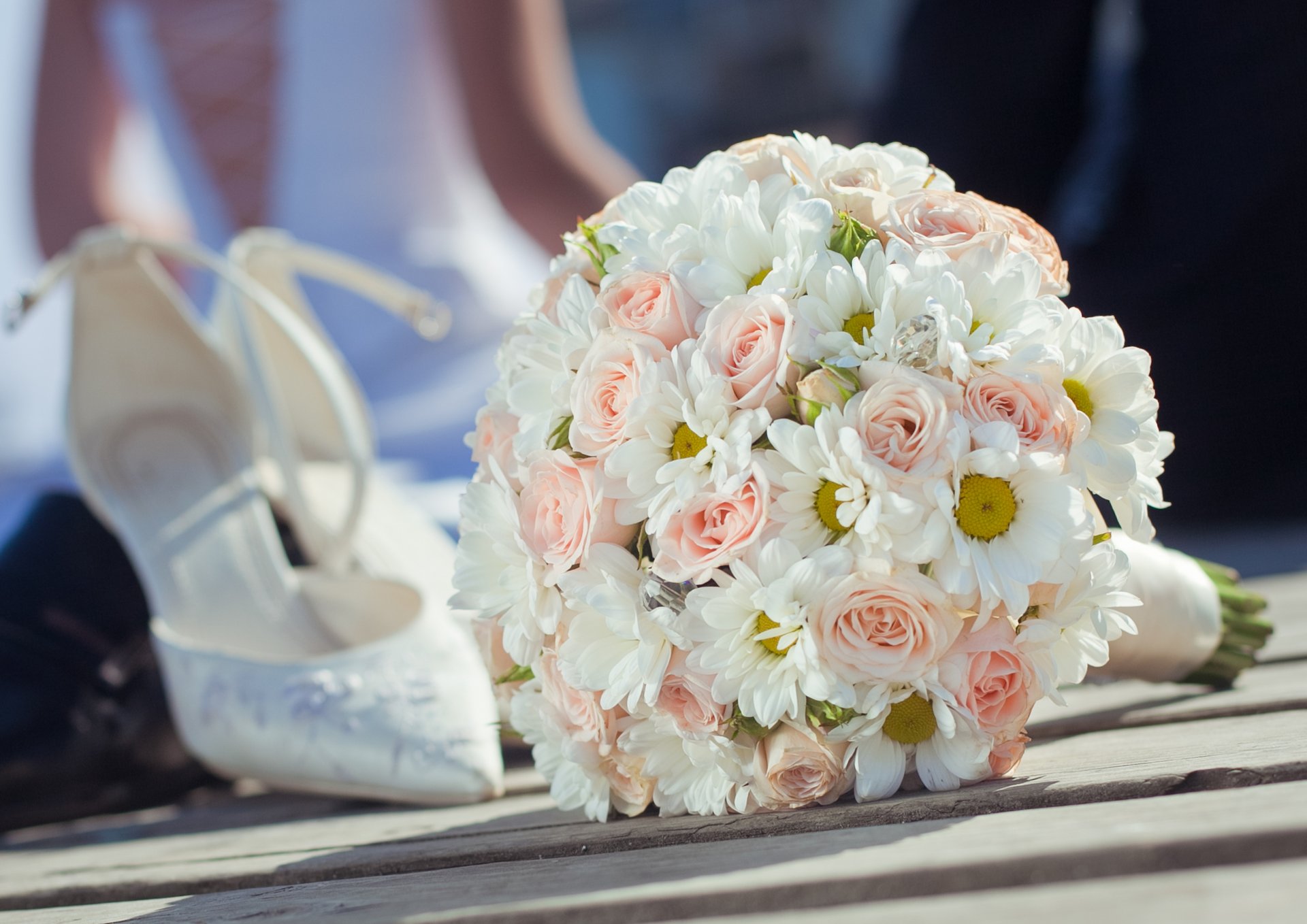 mariage bouquet fleurs roses chaussures