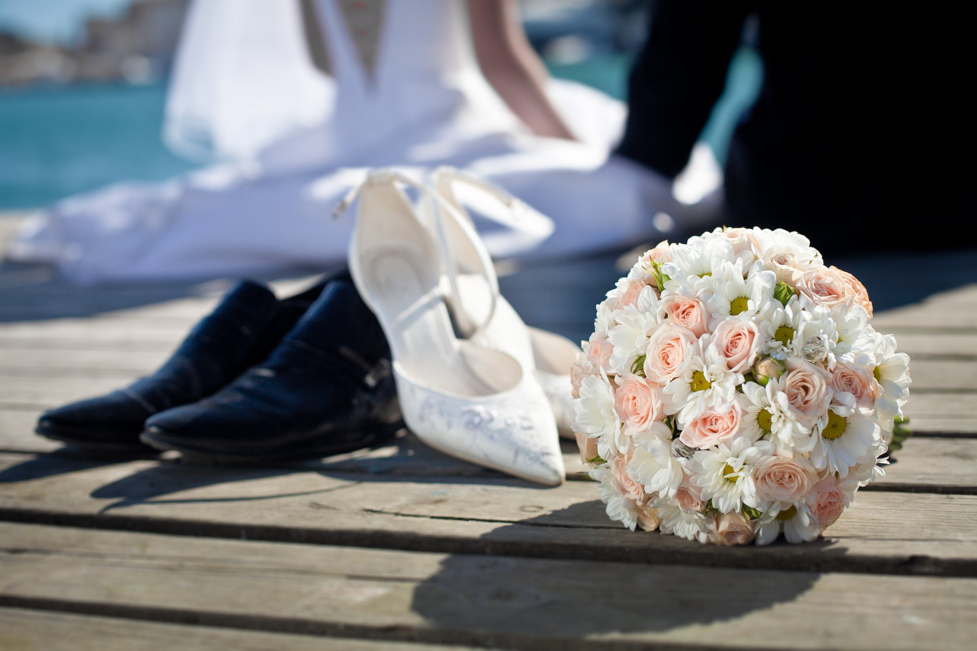 mariage bouquet fleurs roses mariée marié chaussures