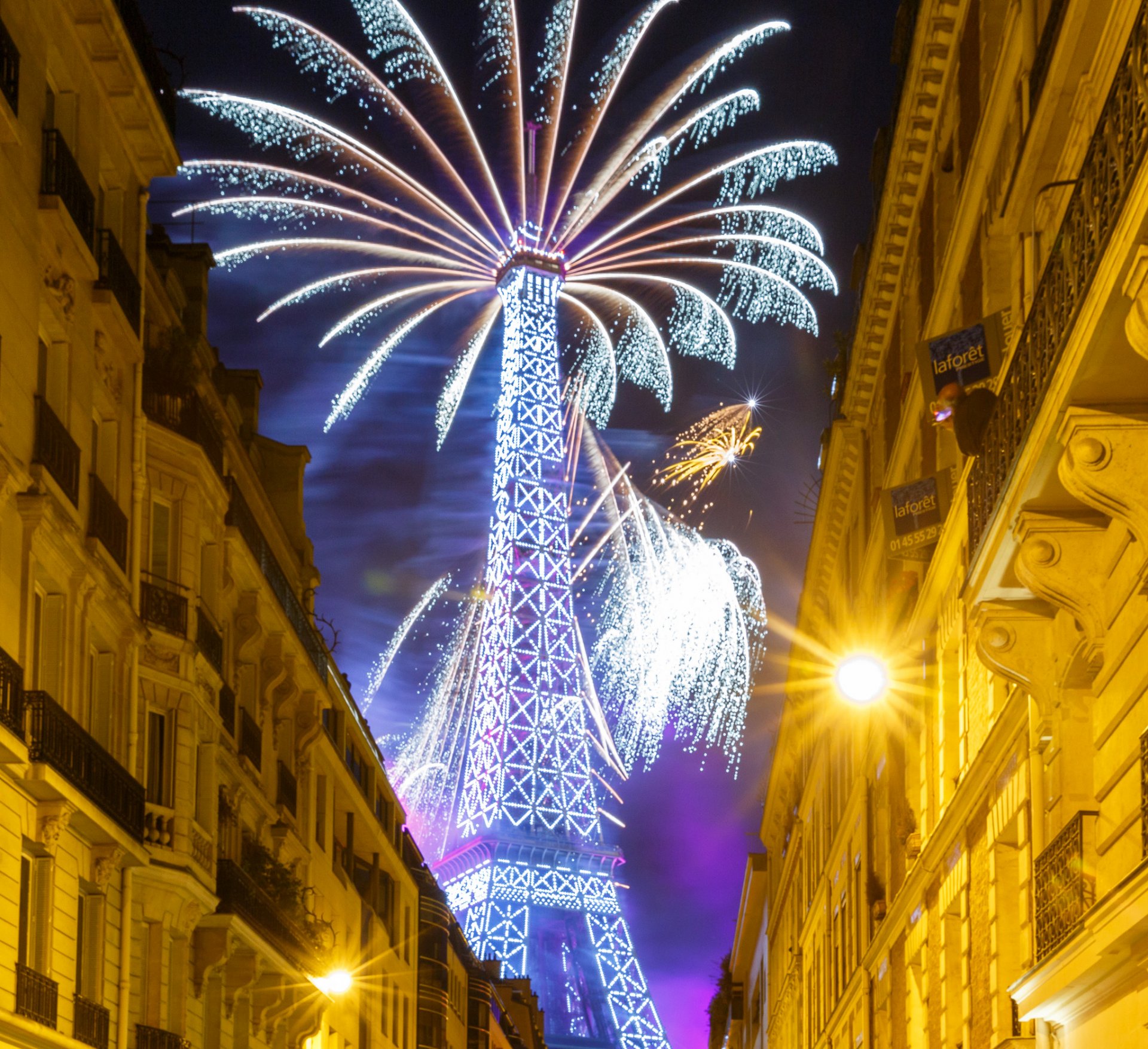 día de la bastilla parís francia 14 de julio de 2015 saludo fuegos artificiales torre casas calle