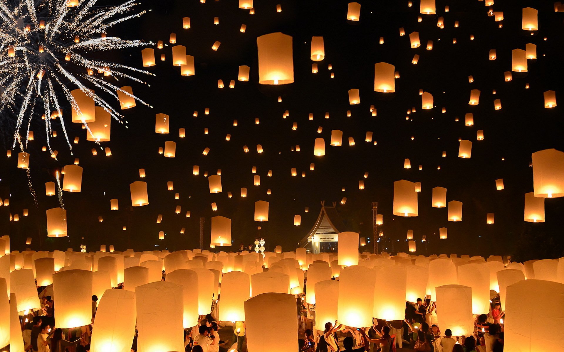 schwimmende taschenlampen loikrathong festival thailand