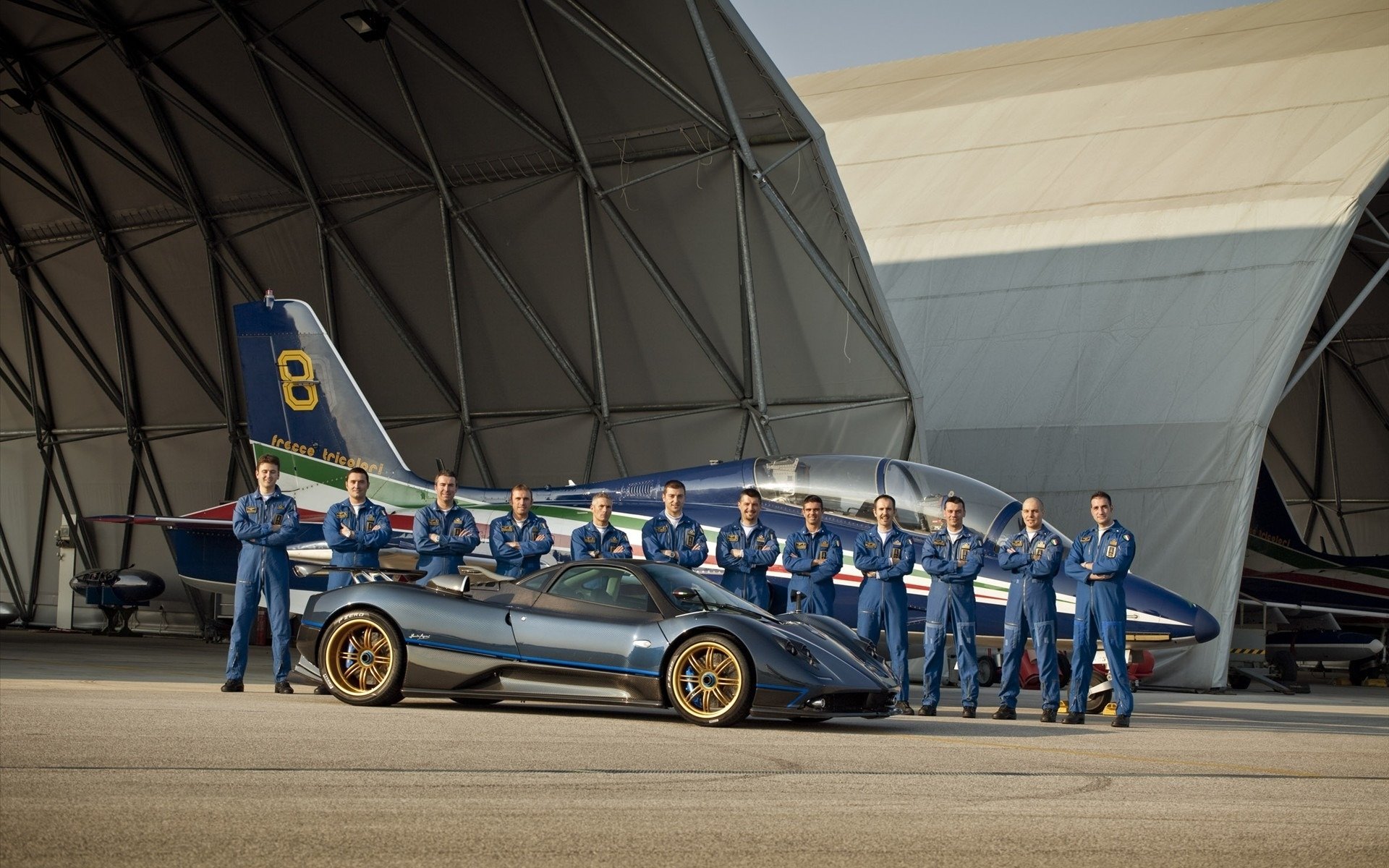 hangar plane pagani zonda driver