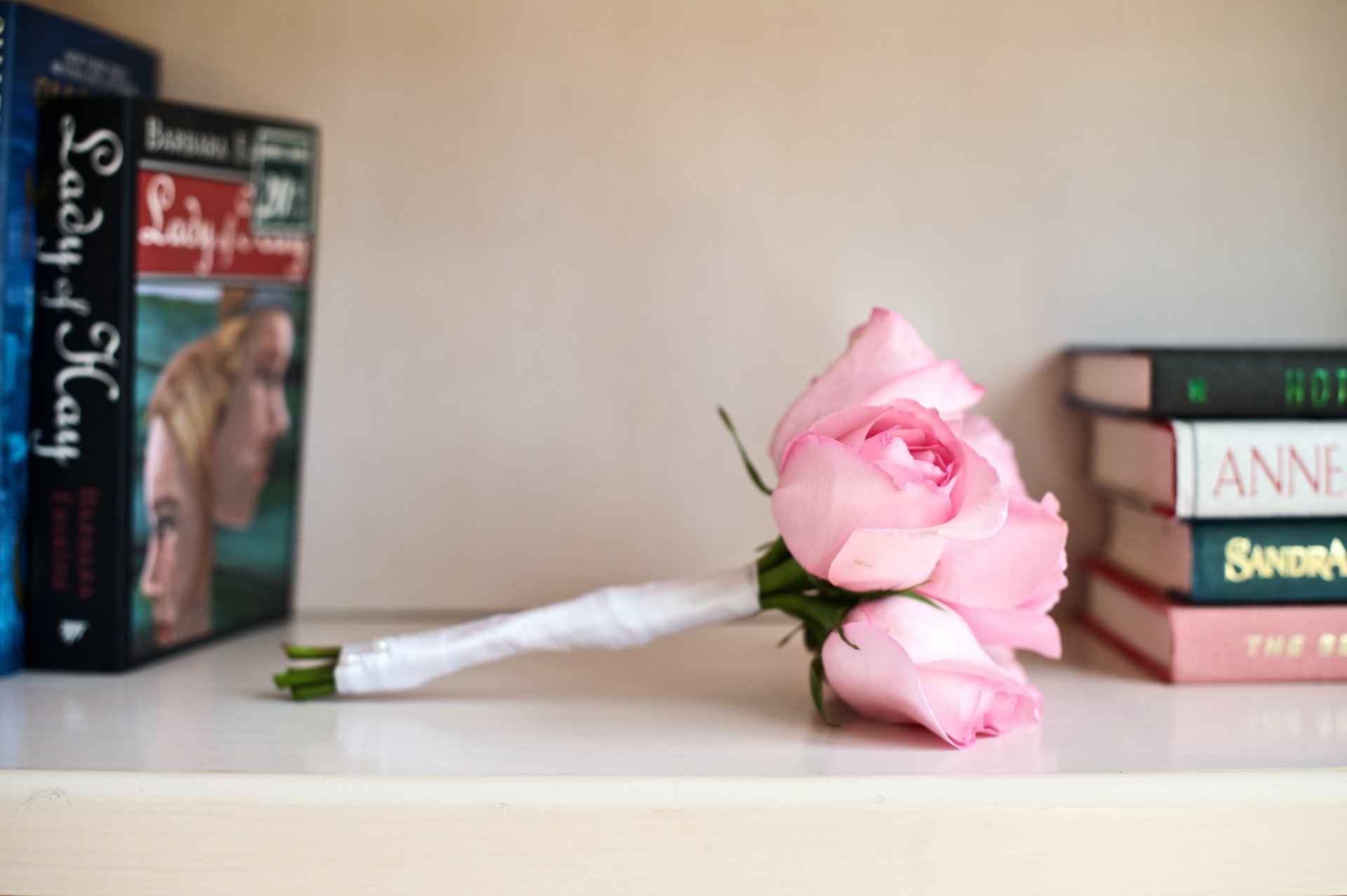 blumenstrauß hochzeit bücher blumen rosen blütenblätter rosa