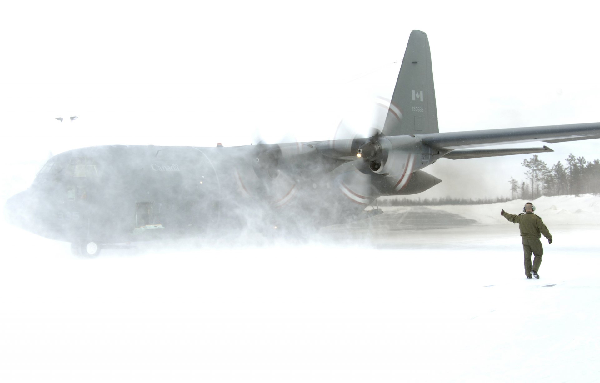 lockheed c-130 hercules plane winter snow