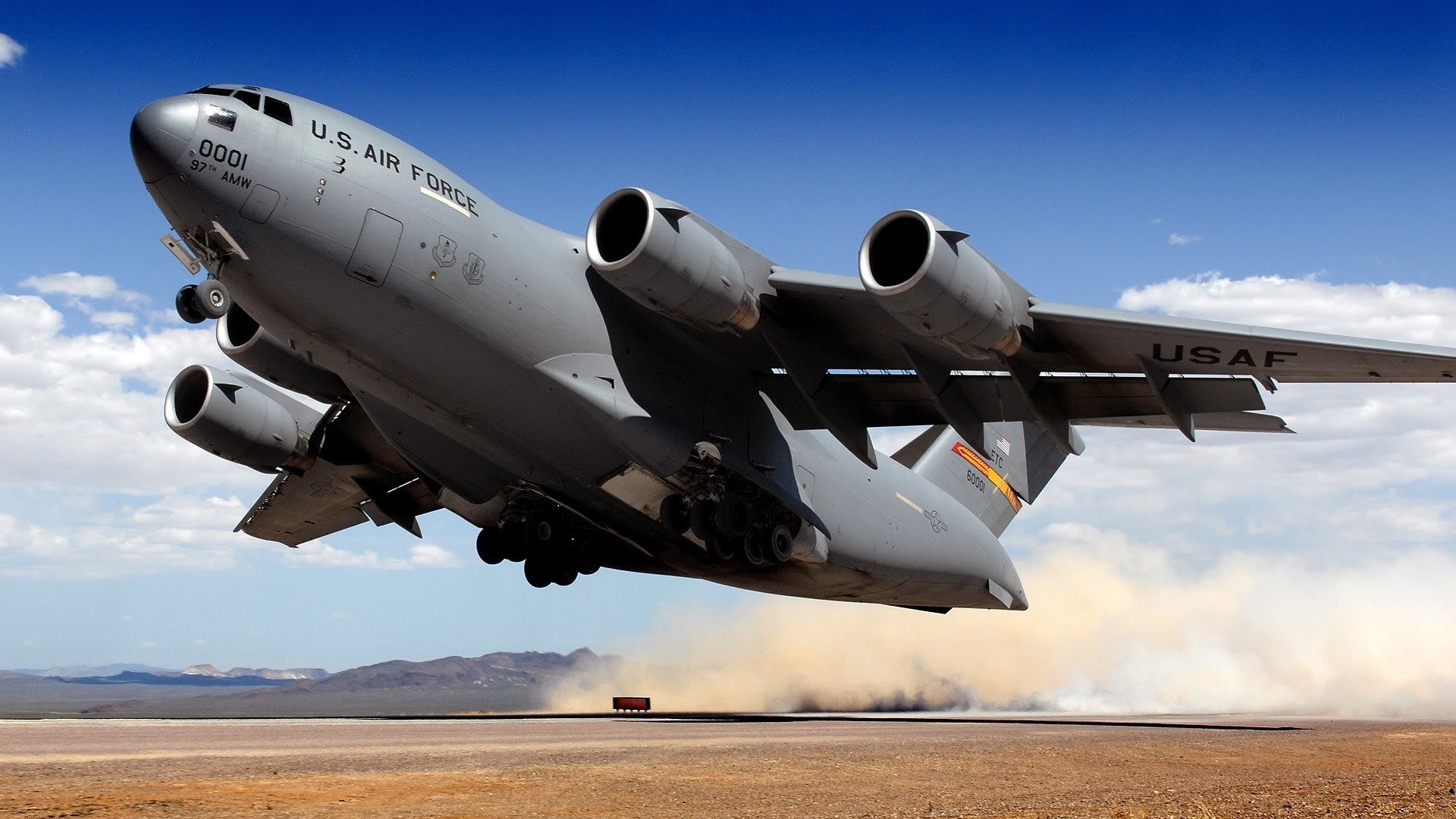 aereo militare c-17 globemaster transporter decollo