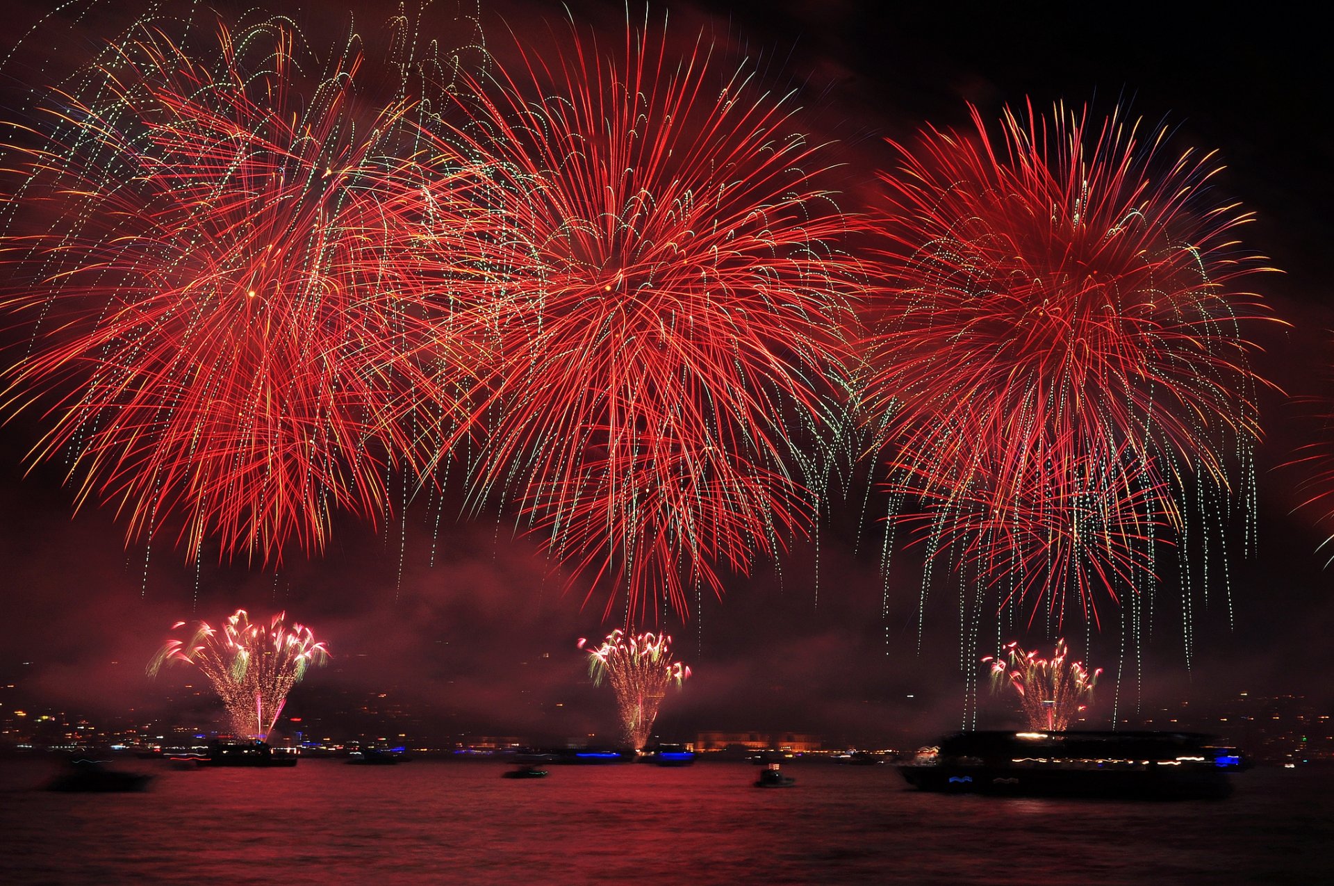 día de la república turquía estrecho bósforo saludo fuegos artificiales noche luces