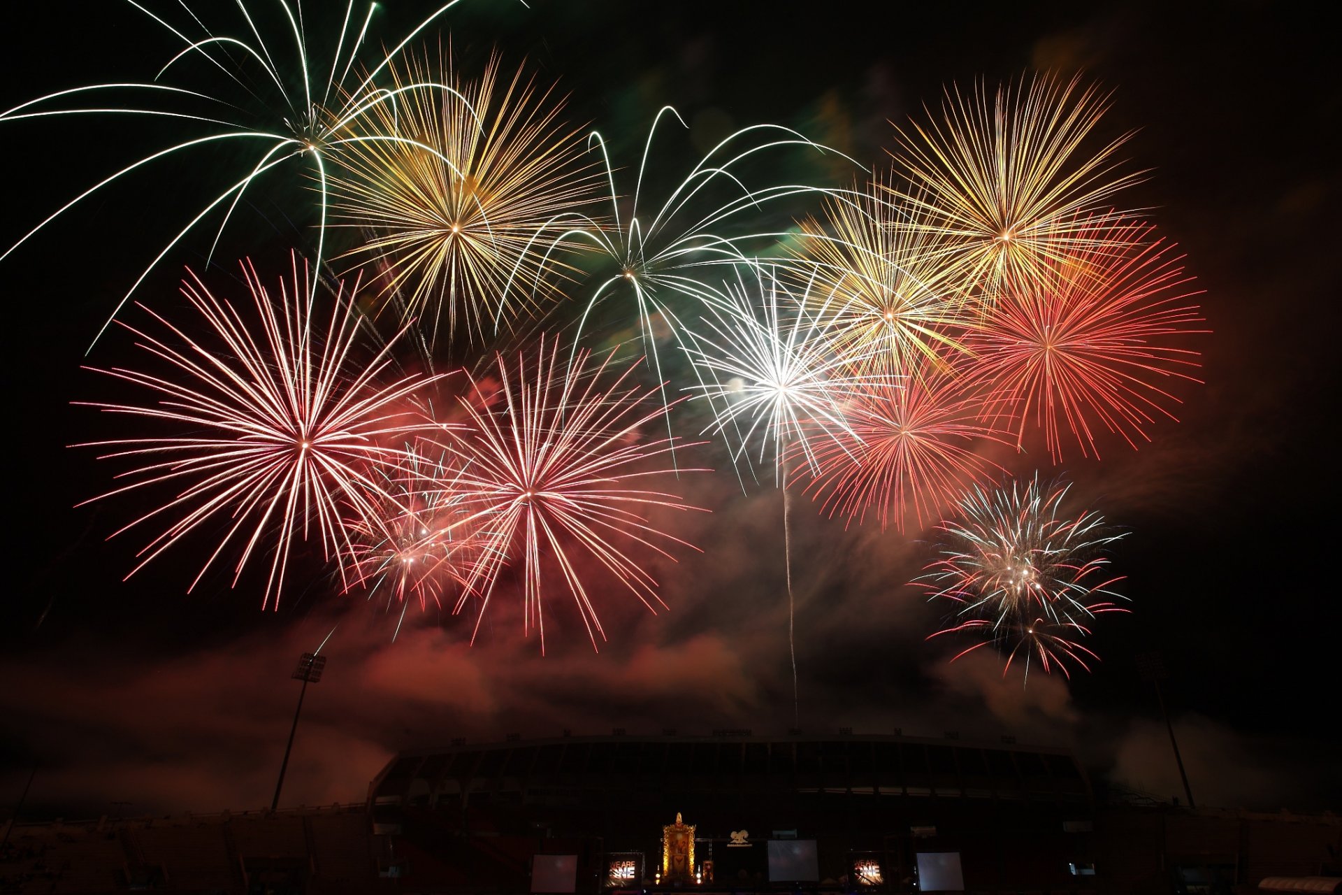 saludo fuegos artificiales noche