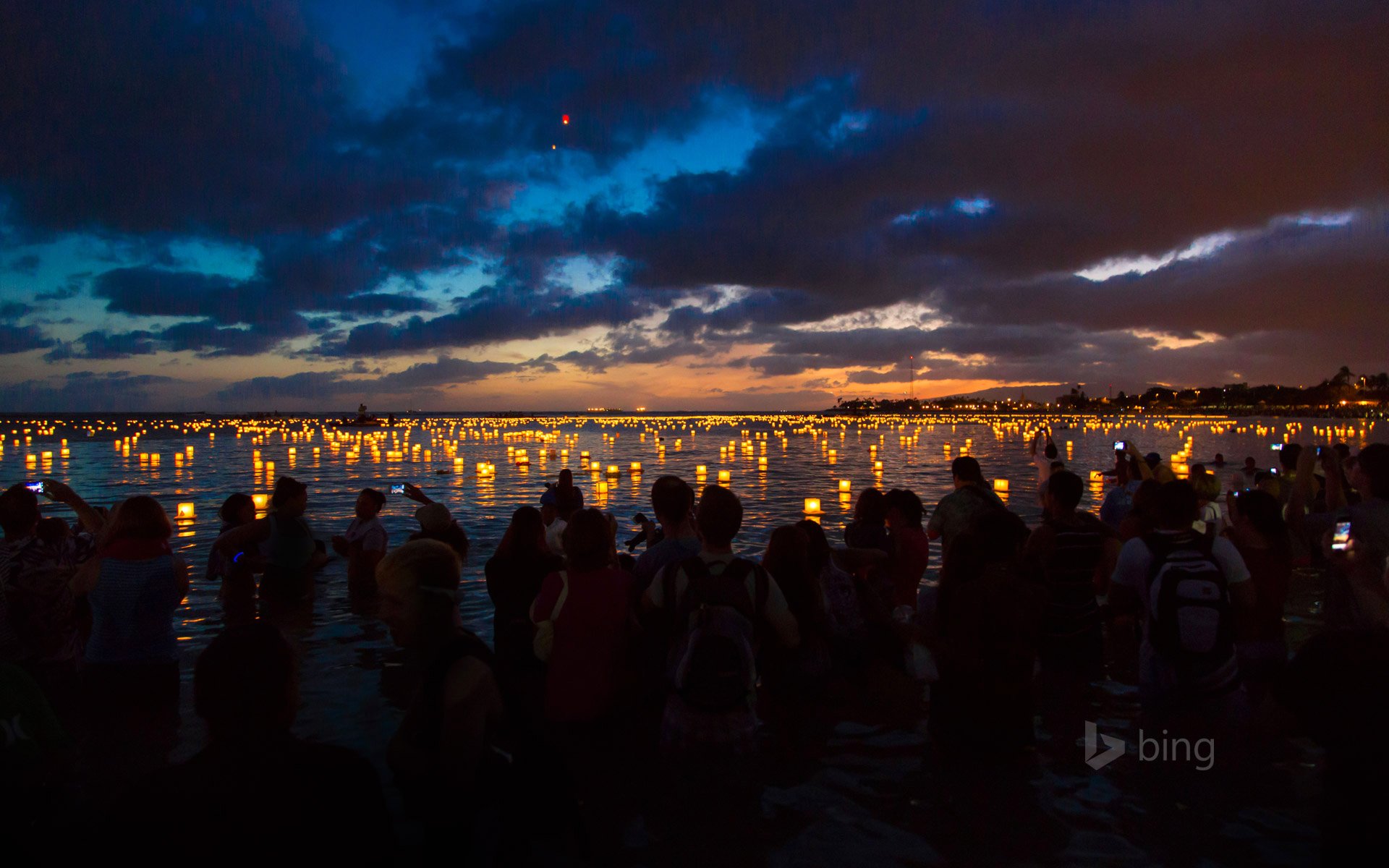 ala moana beach park oahu hawaje ludzie latarnie noc