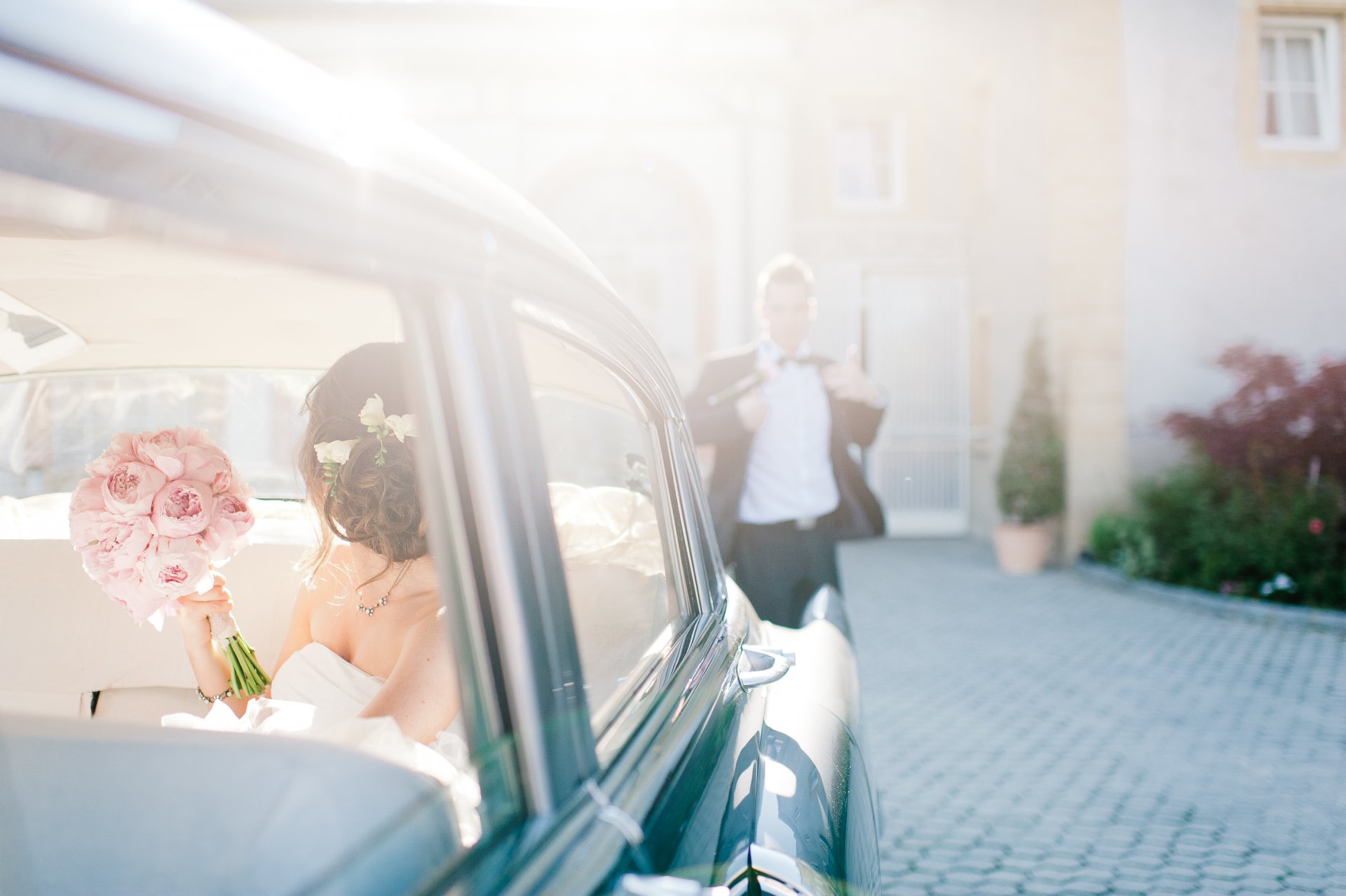 novio novia ramo coche flores