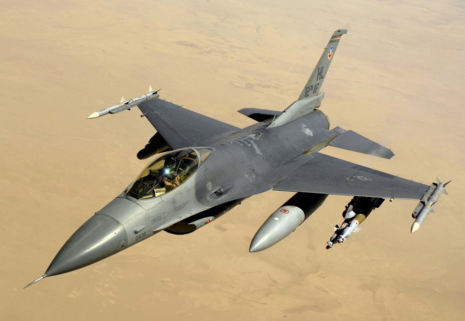 f-16 walka niebo pustynia