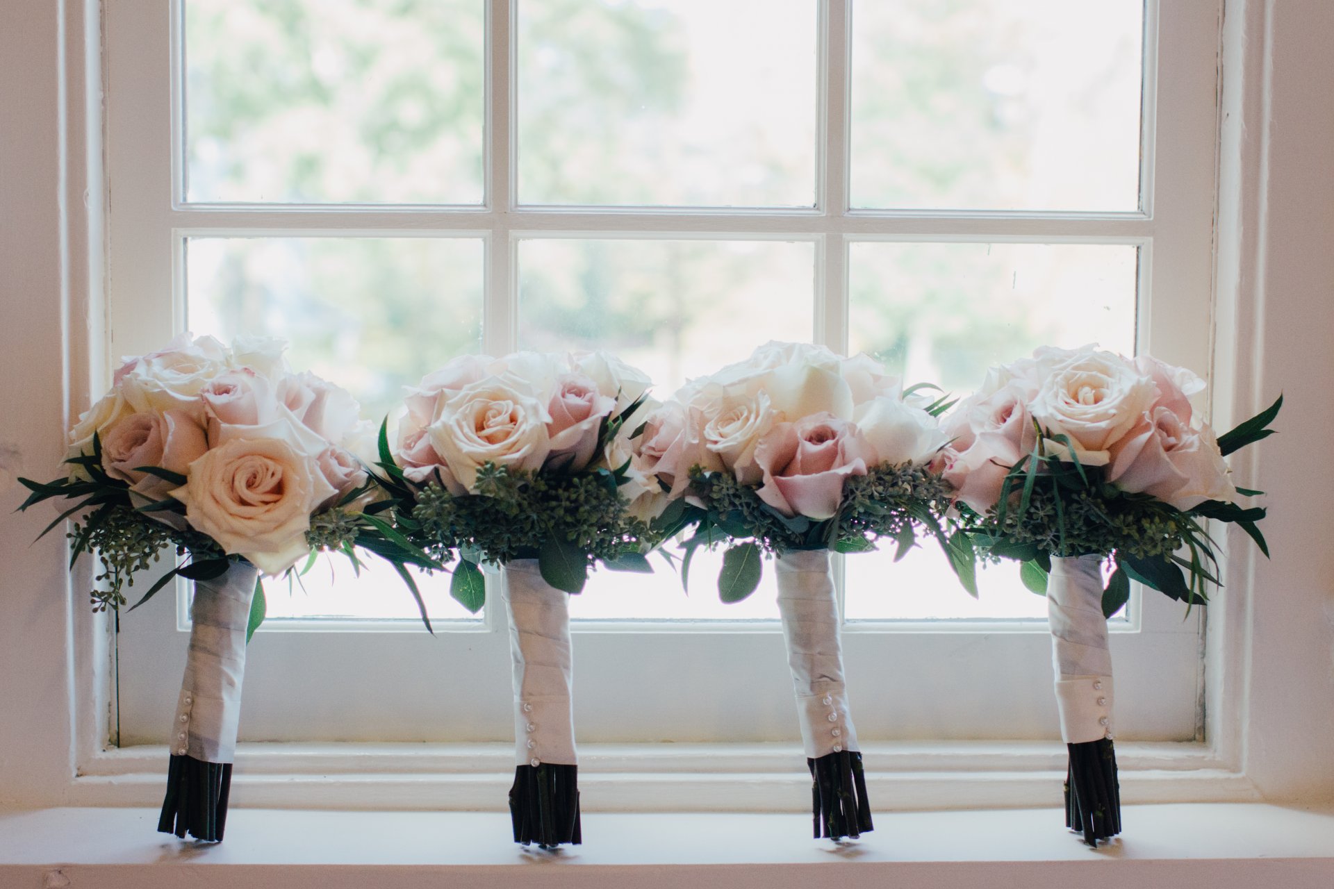 bouquets de mariage fleurs roses fenêtre