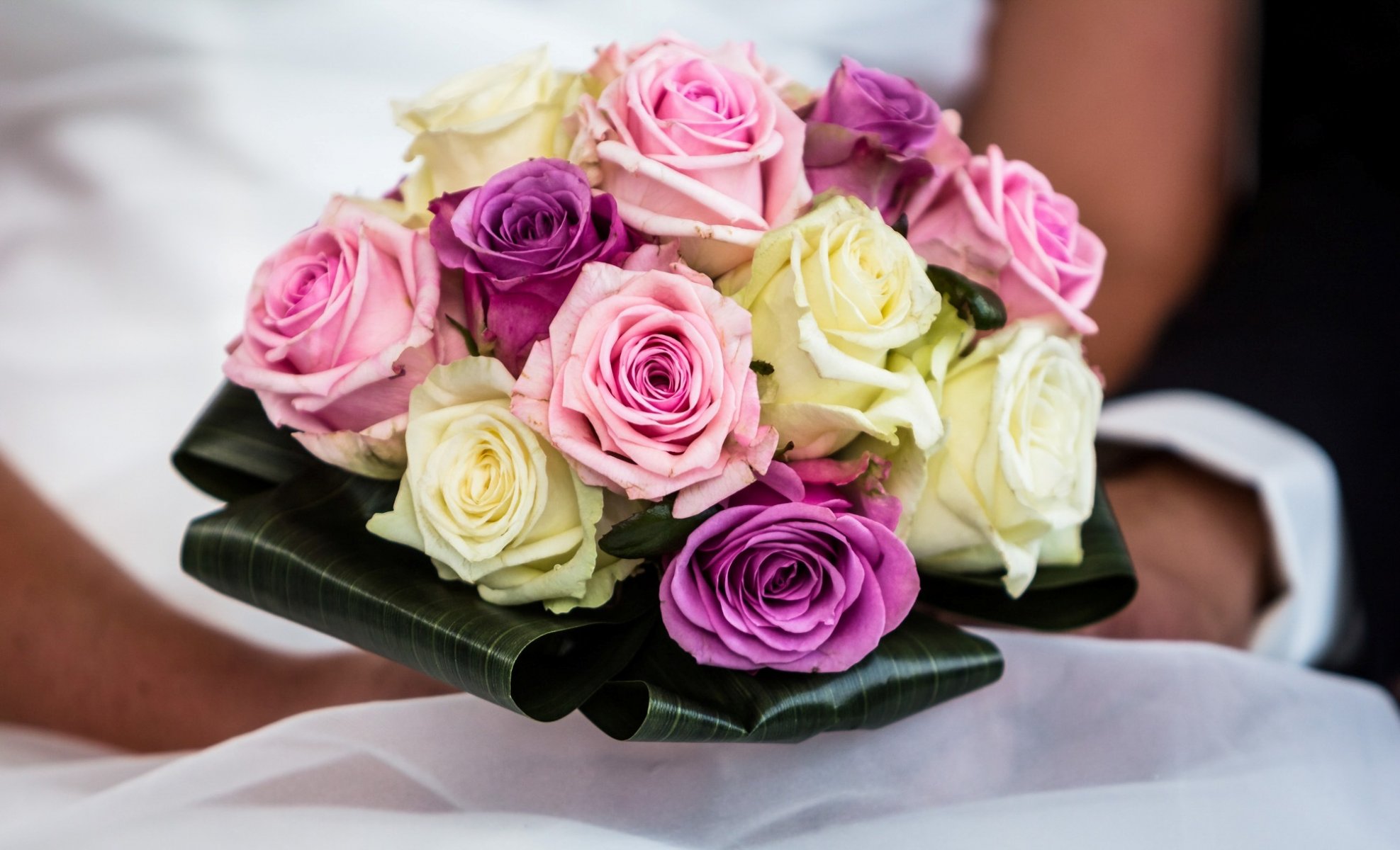 blumenstrauß hochzeit blütenblätter rosen