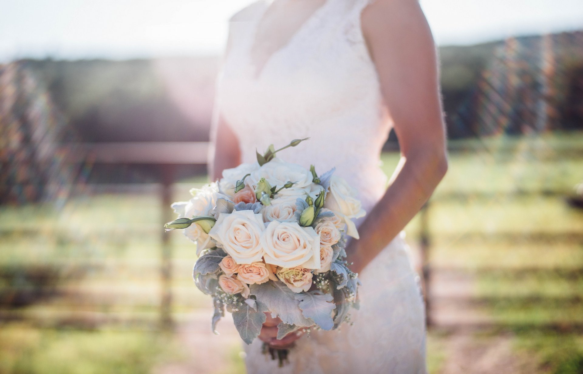 sposa fiori bouquet rose vestito