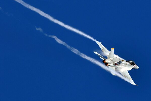 Combattant en vol dans la turbulence