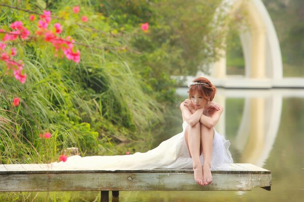 Rousse mariée triste à l étang