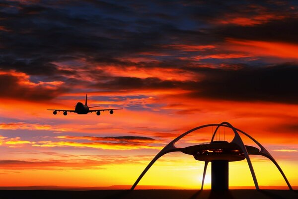 Bella foto di un aereo sullo sfondo del tramonto