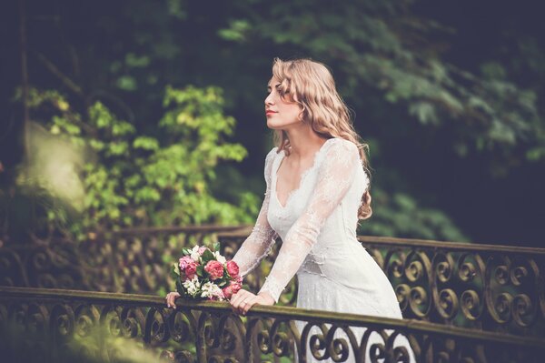 Sposa in attesa dello sposo sul ponte