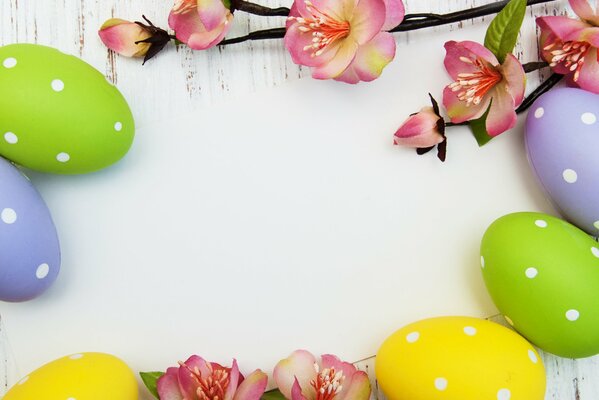 Huevos de Pascua con flores en la mesa