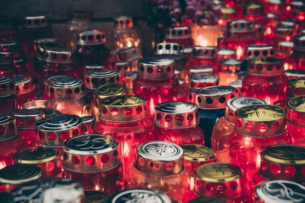 Un montón de velas para una fiesta triste