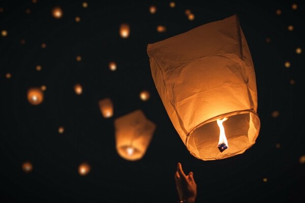 Torce luminose luminose nel cielo notturno