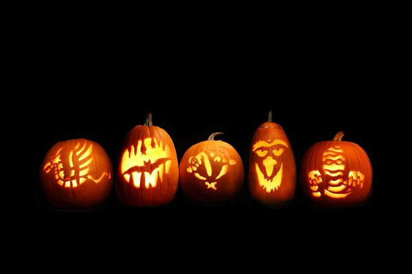 Calabazas de Halloween brillantes con diferentes patrones