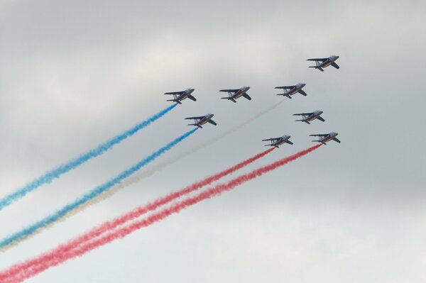 Die Flugzeuge fliegen und führen die Tricolor für den Max von 2009 nach sich