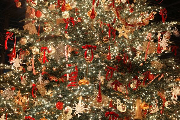Decoraciones coloridas del árbol de Navidad