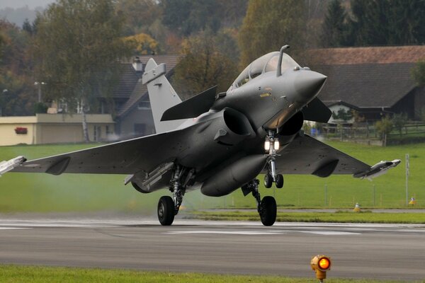 Un avion de chasse sur la piste est sur le point de décoller