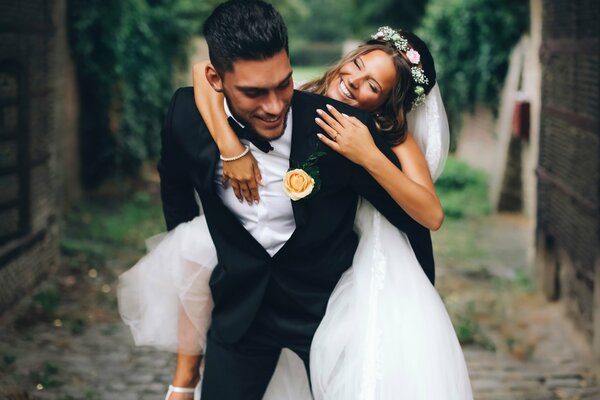 Feliz novia y novio en la boda