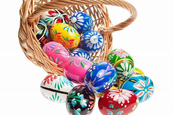 Cesto pieno di uova di Pasqua colorate