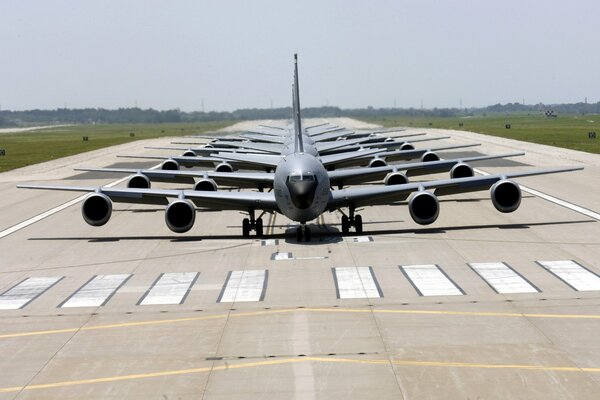 Aviones de transporte estadounidenses en la pista