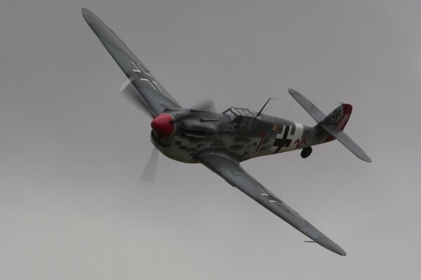 Messerschmitt bf 109 fliegt durch den Himmel