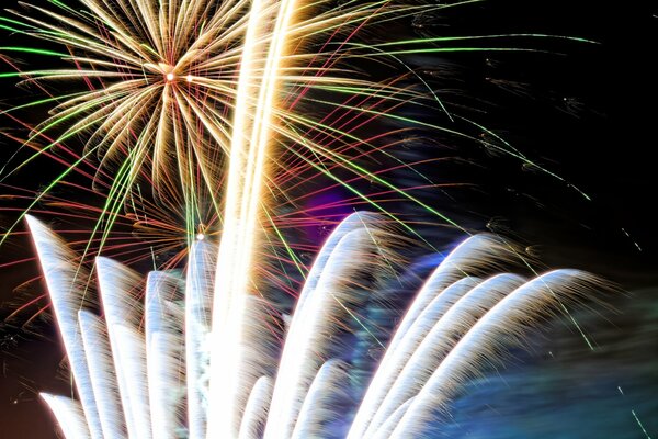 Mehrfarbiges Feuerwerk auf schwarzem Hintergrund