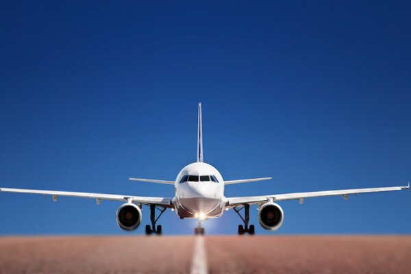 Aceleración del avión contra el cielo azul