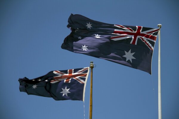 На флага развеваются на ветру. Австралия