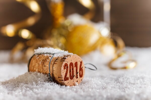 Corcho con el número de 2016 en la nieve