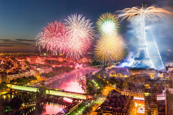 Salut le jour de la prise de la Bastille à la tour Eiffel
